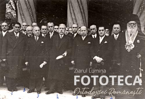 Patriarhul Nicodim Munteanu alături de demnitari ai statului român