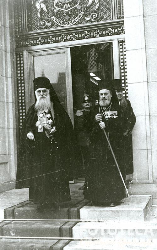 Patriarhul Nicodim Munteanu ieşind din palatul regal, însoţit de arhiereul Veniamin Pocitan