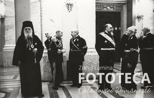 Patriarhul Nicodim Munteanu în holul de intrare din Adunarea deputaţilor 