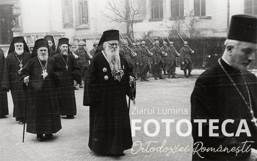 Patriarhul Nicodim Munteanu, la intrarea în catedrala patriarhală