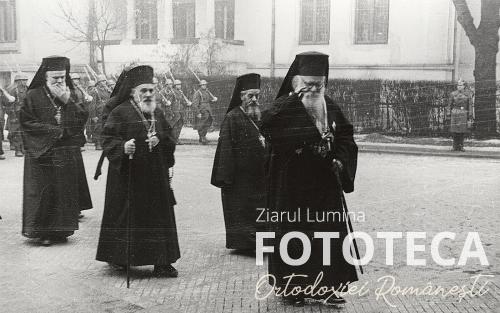Patriarhul Nicodim Munteanu, la intrarea în catedrala patriarhală