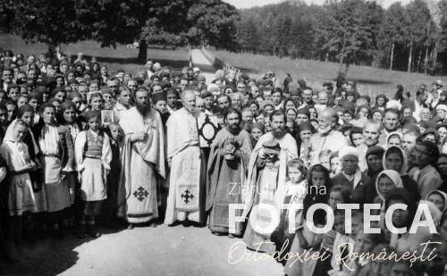 Soborul mănăstirii Sâmbăta de Sus şi credincioşi după terminarea slujbei la altarul de  vară