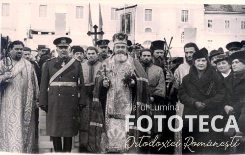 Mitropolitul Nicolae Bălan la o solemnitate religioasă, în plan îndepărtat ierodiaconul Arsenie Boca
