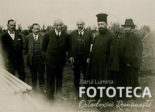 Episcopul Visarion Puiu cu ministrul Alexandru Lapedatu, ieromonahul Evghenie Laiu şi alţi laici 