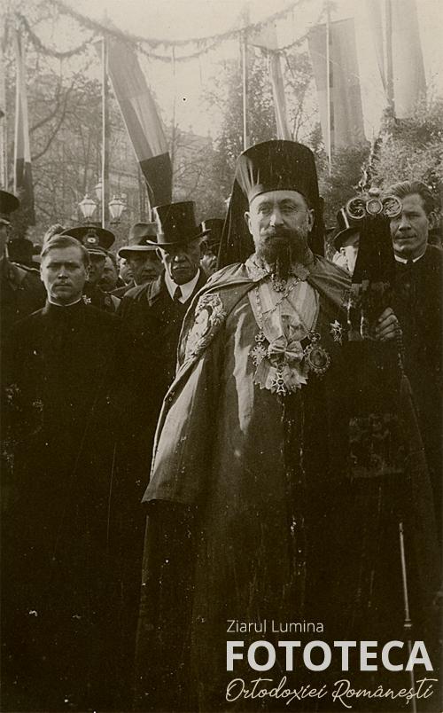 Mitropolitul Visarion Puiu la o solemnitate religioasă, în plan îndepărtat Alexandru Lapedatu, ministrul cultelor