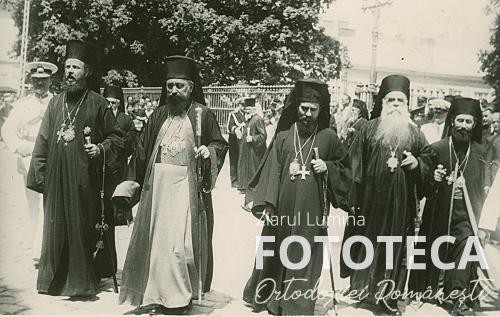 Mitropolitul Visarion Puiu împreună cu episcopi greci şi Partenie Ciopron al Armatei, şi arhierii vicari Emilian Antal şi Valerie Moglan