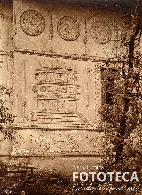 Detaliu al faţadei bisericii Fundeni-Doamnei din Bucureşti