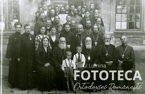 Mitropolitul Visarion Puiu în mijlocul grupului de refugiaţi condus de mitropolitul Nicolae al Rostovului