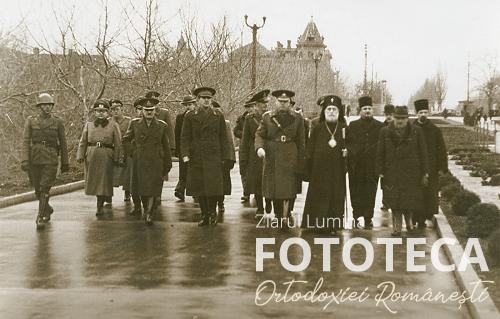 Mitropolitul Visarion Puiu însoţit de autorităţile militare române spre cimitirul soldaţilor români