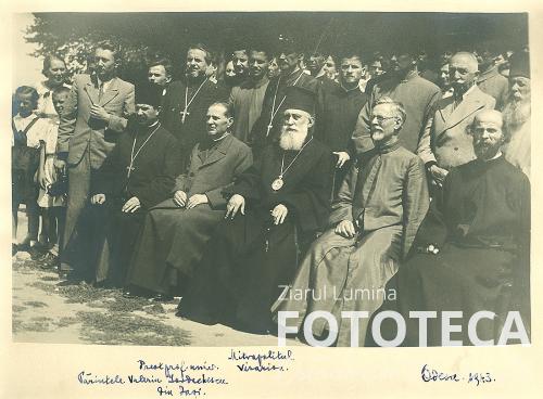 Mitropolitul Visarion Puiu şi preotul profesor Valeriu Iordăchescu de la Iaşi alături de clerici şi studenţi
