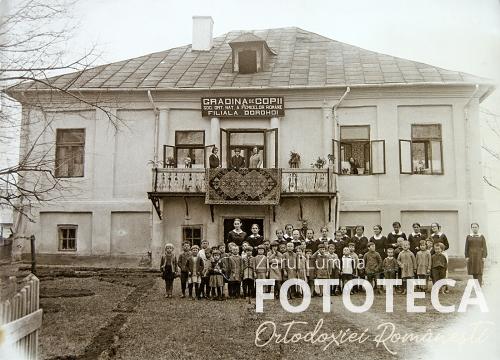 Copii şi educatoare în faţa grădiniţei aflată sub patronajul Societăţii femeilor române ortodoxe, filiala Dorohoi