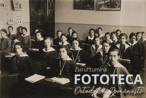 Eleve ale şcolii aflată în grija Societăţii femeilor române ortodoxe