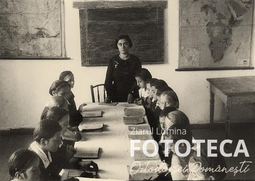 Eleve ale şcolii ortodoxe din Sulina în timpul studiului, alături de profesoara Elena Bacalu, secretara Societăţii femeilor române ortodoxe din Sulina