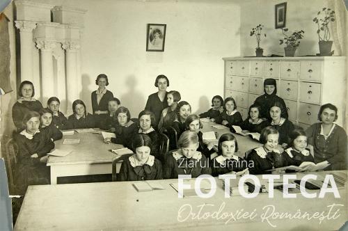 Eleve în sala de meditaţie alături de institutoare în şcoala Societăţii femeilor române ortodoxe