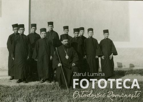 Episcopul Visarion Puiu în mijlocul seminariştilor albanezi mănăstirea Dobruşa, jud. Soroca