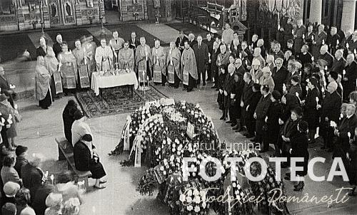 Onisifor Ghibu în sicriul aşezat în catedrala în timpul slujbei de parastas