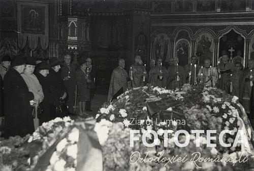 Onisifor Ghibu în sicriul aşezat în catedrala mitropolitană în timpul slujbei de parastas