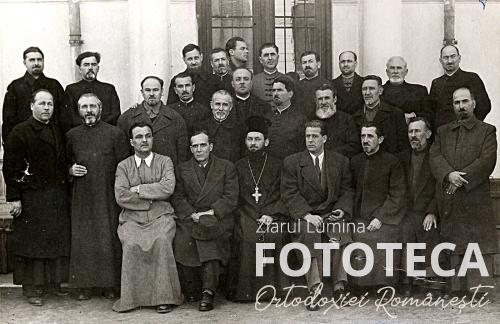 Profesorul Iustin Moisescu şi protosinghelul Grigore Băbuş în mijlocul preoţilor de la cursurile de îndrumări misionare