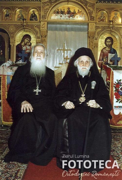 Arhiepiscopul Victorin Ursachi şi arhimandritul Vasile Vasilache într-o biserică din SUA