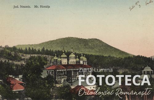 Carte poştală color reprezentând mănăstirea Horaiţa, jud. Neamţ