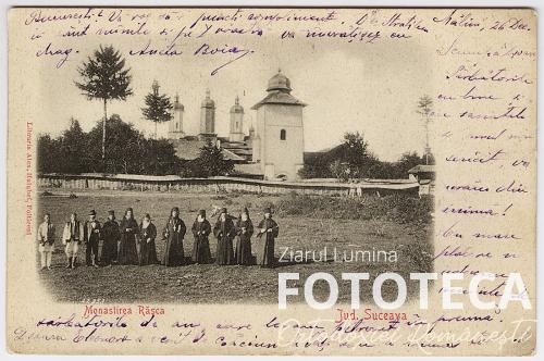 Carte poştală reprezentând călugări în faţa mănăstirii Râşca, jud. Suceava
