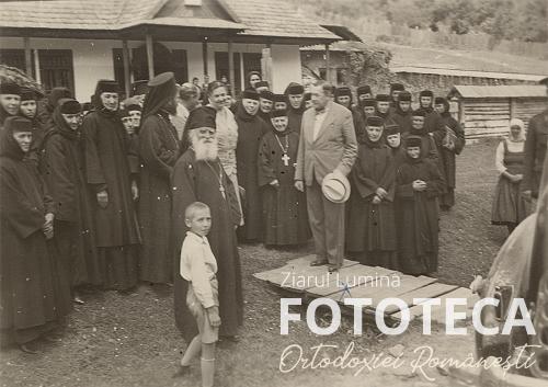 Vizita ministrului Educaţiei şi cultelor, Ion Petrovici la mănăstirea Agapia, jud. Neamţ