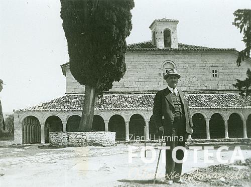 Ambasadorul Vasile Stoica în faţa bisericii aromâneşti „Sf. Nicoară” din Elbasan, Albania