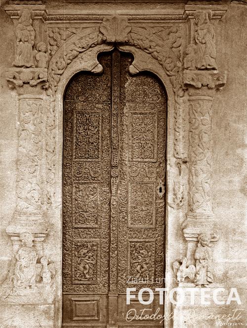 Portalul din piatră şi uşile din lemn sculptat ale bisericii Colţea din Bucureşti
