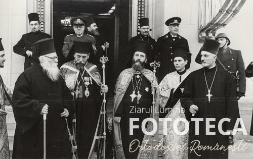 Mitropoliţii Irineu Mihălcescu al Moldovei şi Nifon Criveanu al Olteniei alături de patriarhul Nicodim Munteanu la ieşirea din Palatul regal