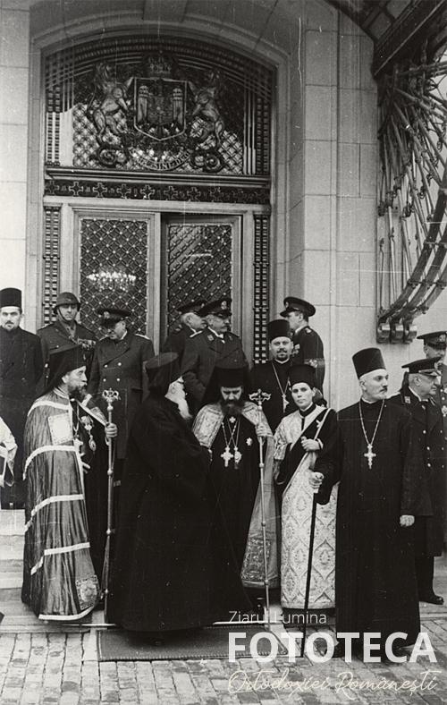 Mitropoliţii Irineu Mihălcescu al Moldovei şi Nifon Criveanu al Olteniei alături de patriarhul Nicodim Munteanu la ieşirea din Palatul regal