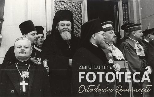 Mitropolitul Nicolae Bălan al Ardealului şi episcopul Nicolae Popovici al Oradiei la intrarea în Palatul regal