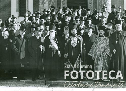 Mitropolitul Visarion Puiu alături de patriarhul Miron Cristea, mitropolitul Gurie Grosu şi demnitari ai statului român după Te Deum-ul de la mănăstirea Sinaia