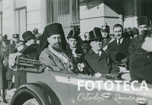 Mitropolitul Visarion Puiu şi Alexandru Lapedatu, ministrul cultelor în automobilul care îi transportă către catedrala mitropolitană