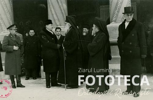 Patriarhul Nicodim Munteanu şi ministrul Ion Petrovici în faţa catedralei patriarhale din Bucureşti