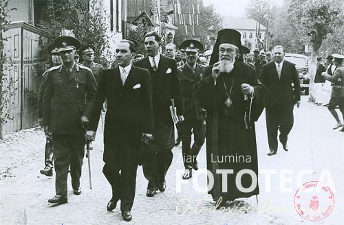 Mihai Antonescu şi mitropolitul Nicolae Bălan al Ardealului mergând prin Răşinari spre mormântul lui Andrei Şaguna