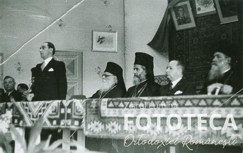 Mihai Antonescu susţinând o conferinţă 