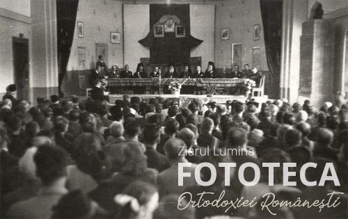 Mihai Antonescu susţinând o conferinţă 