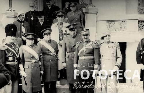 Ofiţeri români în faţa Palatului patriarhal