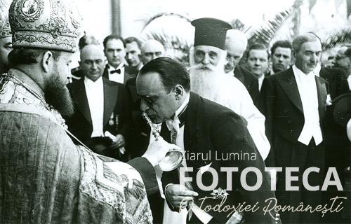 Primirea cu Sf. Cruce a vicepriministrului Armand Călinescu şi a patriarhului Miron Cristea, de către episcopul Andrei Magieru al Aradului