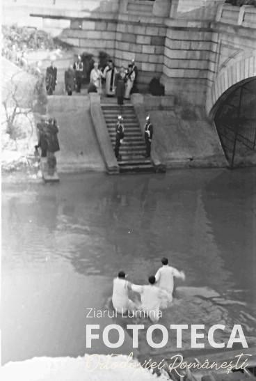 Voluntari în apa Dâmboviţei pentru recuperarea crucii