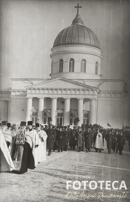 Clerici mergând în cortegiu către crucea aflată în faţa catedralei din Chişinău