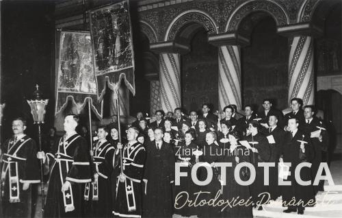 Diaconi cu prapuri şi corul Patriarhiei române în cortegiul ce înconjoară catedrala patriarhală