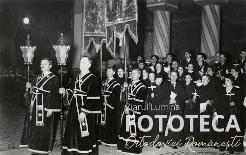 Diaconi cu prapuri şi corul Patriarhiei române în cortegiul ce înconjoară catedrala patriarhală 