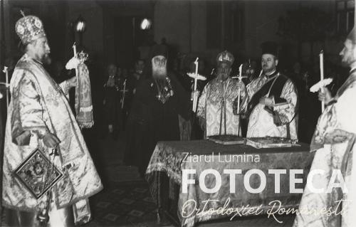 Patriarhul Miron Cristea asistând la slujba de Înviere oficiată de episcopii vicari Veniamin Pocitan şi Irineu Mihălcescu la catedrala patriarhală