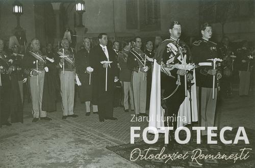 Regele Carol al II-lea şi principele moştenitor Mihai asistând la slujba de Înviere 