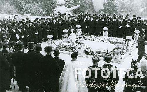 Ceremonie religioasă oficiată în faţa Muzeului militar şi a mormântului Eroului Necunoscut