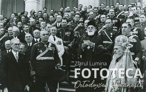 Preotul Nicolae M. Popescu susţine un discurs cu ocazia unei ceremonii organizate la Mormântul Eroului Necunoscut