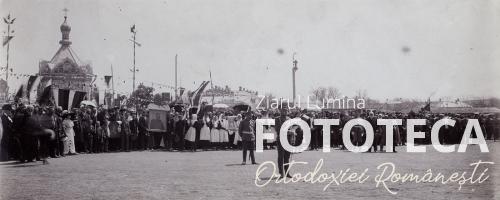 Vedere din piaţa Bodescu cu armata rusă, şcolile şi credincioşi aşteptând sosirea în procesiune a icoanei sfinte de la mănăstirea Hârbovăţ