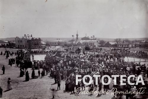 Vedere din piaţa Bodescu cu pelerinii veniţi la procesiunea icoanei sfinte de la mănăstirea Hârbovăţ, jud. Ungheni