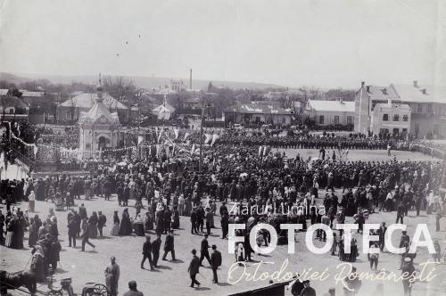 Vedere din piaţa Bodescu cu pelerinii veniţi la procesiunea icoanei sfinte de la mănăstirea Hârbovăţ, jud. Ungheni